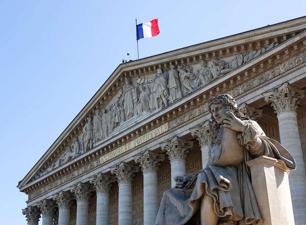 French Outlook: Economic Resilience Despite Political Tension 